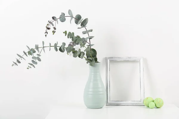 空白のフレーム ユーカリの枝と白い背景にイースターエッグの花瓶 — ストック写真