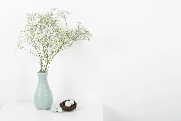 Vase Gypsophila Flowers Easter Eggs White Background — Stock Fotó