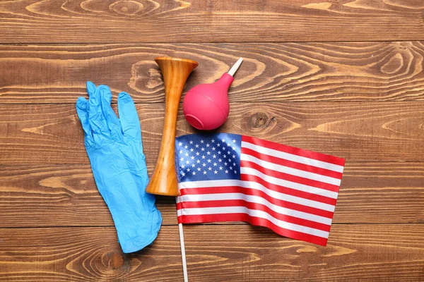 木製の背景に敵 米国の旗を持つ聴診器 — ストック写真