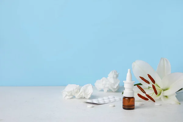 Nasal Drops Pills Flower Tissues Table Blue Wall Seasonal Allergy — Stockfoto