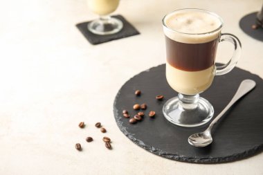 Işık masasında bir bardak lezzetli Cafe Bombon.