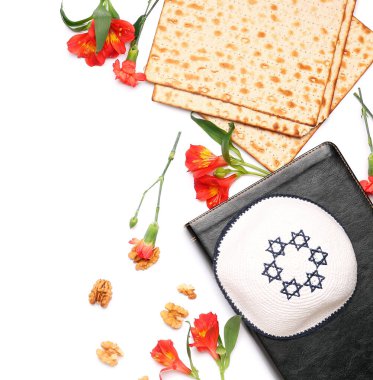 Hamursuz Bayramı için Yahudi ekmek matzası, kippah ve beyaz arka planda çiçekler