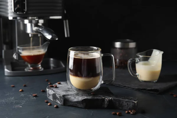 Чашка Вкусного Кафе Bombon Темном Фоне — стоковое фото