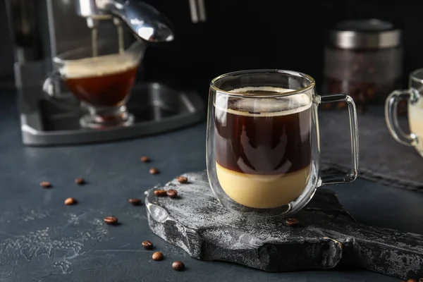 Copa Delicioso Café Bombon Sobre Fondo Oscuro —  Fotos de Stock