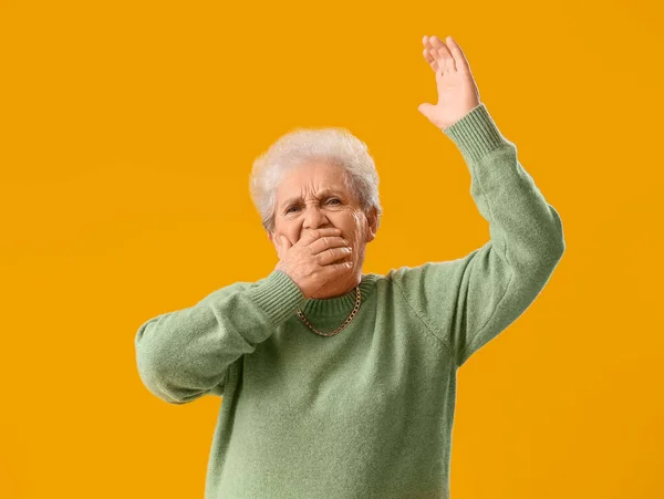 Ευτυχισμένη Ηλικιωμένη Γυναίκα Πράσινο Πουλόβερ Κίτρινο Φόντο — Φωτογραφία Αρχείου