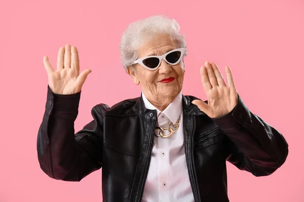 Старшая Женщина Солнечных Очках Показывает Руки Розовом Фоне — стоковое фото