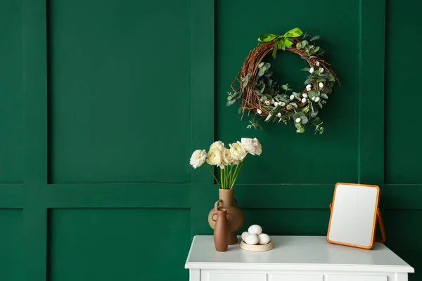 Table Flowers Vase Eggs Mirror Easter Wreath Green Wall — 스톡 사진