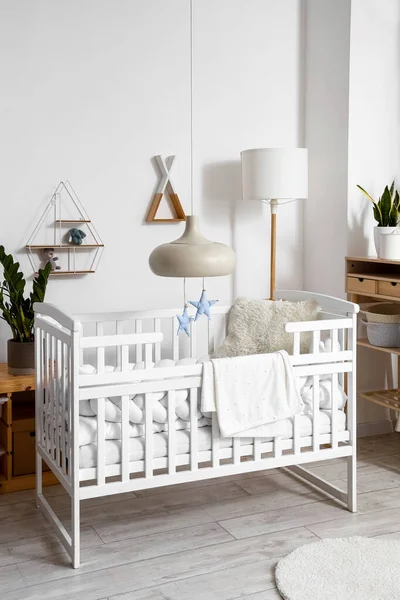 Bebek Beşiği Rafları Olan Hafif Çocukların Yatak Odasının Içi — Stok fotoğraf