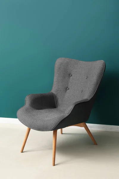 Moderner Grauer Sessel Nahe Grüner Wand — Stockfoto