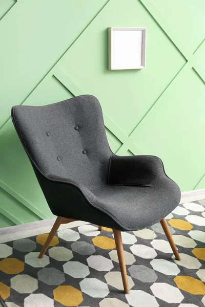 Modern Grey Armchair Green Wall — Φωτογραφία Αρχείου