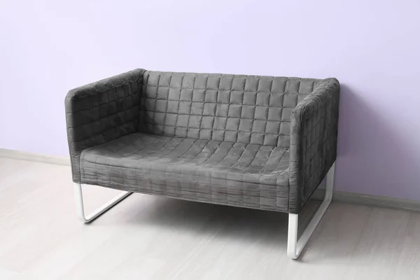 Stylish Grey Sofa Lilac Wall — Foto Stock