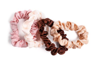 Beyaz arkaplanda izole edilmiş farklı ipek tokaları