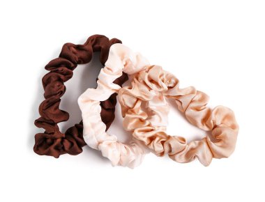 Beyaz arkaplanda izole edilmiş farklı ipek tokaları