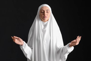 Siyah arka planda dua eden Müslüman kadın