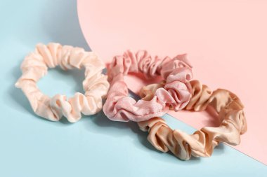 Renk arkaplanında ipek tokaları seti, yakın plan