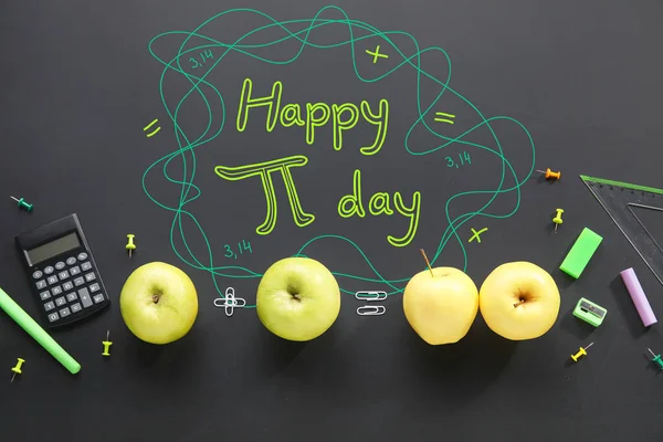 Διάφορα Σχολικά Χαρτικά Μήλα Και Κείμενο Happy Day Σκούρο Φόντο — Φωτογραφία Αρχείου