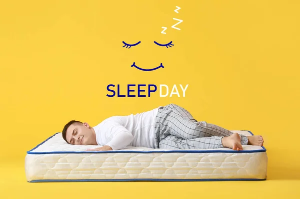 Plakat Zum Weltschlaftag Mit Jungem Mann Auf Weicher Matratze Liegend — Stockfoto