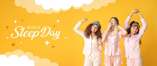 Baner Międzynarodowy Dzień Snu Pięknymi Młodymi Kobietami Piżamie Żółtym Tle — Zdjęcie stockowe