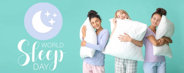Baner Międzynarodowy Dzień Snu Pięknymi Młodymi Kobietami Piżamie Trzymającymi Poduszki — Zdjęcie stockowe
