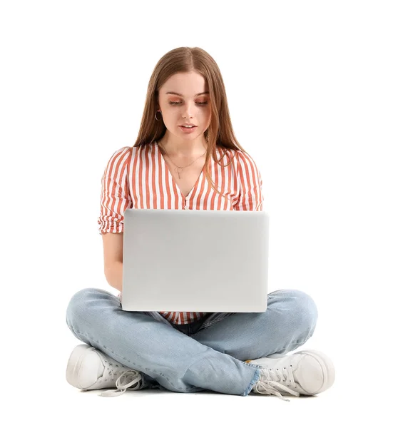 在白色背景上使用笔记本电脑的漂亮女孩 — 图库照片