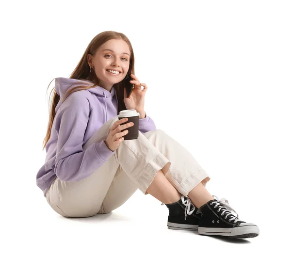 Schöne Mädchen Mit Einer Tasse Kaffee Gespräch Handy Auf Weißem — Stockfoto