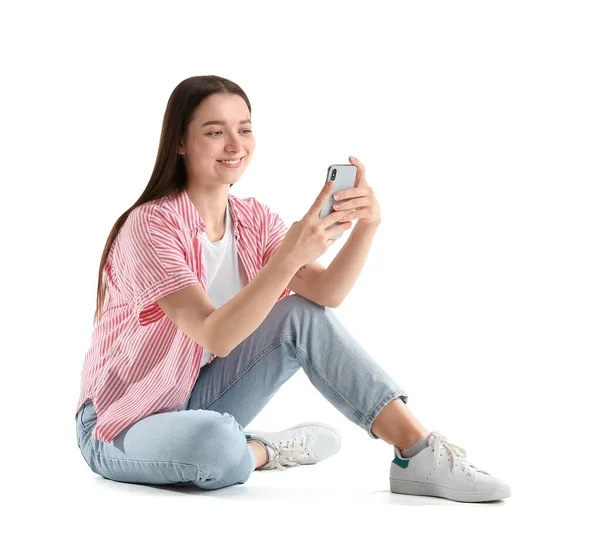 Sentado Jovem Mulher Com Smartphone Isolado Branco — Fotografia de Stock