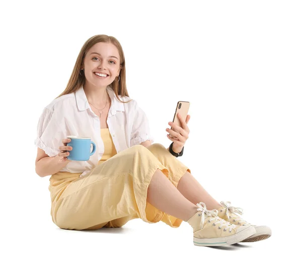 Schöne Mädchen Mit Handy Und Tasse Kaffee Sitzen Auf Weißem — Stockfoto