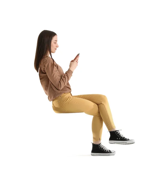 Hübsche Junge Frau Mit Smartphone Sitzt Auf Stuhl Vor Weißem — Stockfoto