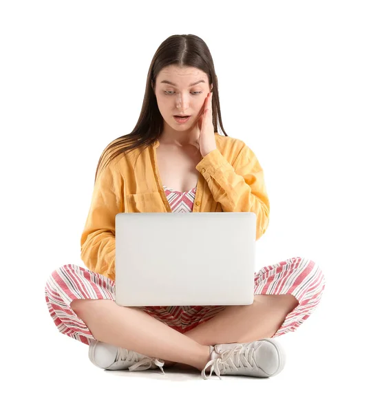 Verrast Jonge Vrouw Met Laptop Zittend Tegen Witte Achtergrond — Stockfoto