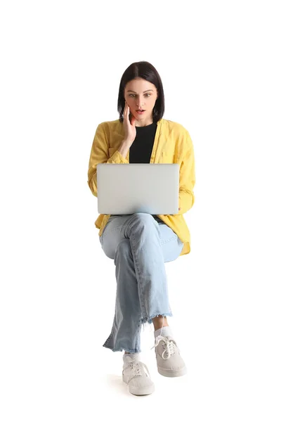 Здивована Молода Жінка Ноутбуком Сидить Стільці Білому Тлі — стокове фото