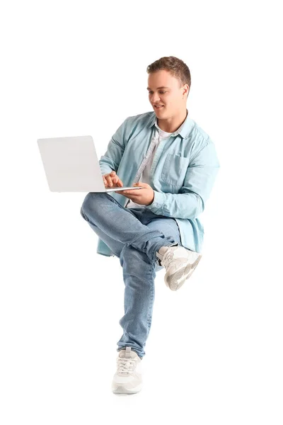 Genç Adam Beyaz Arka Planda Sandalyede Dizüstü Bilgisayar Kullanıyor — Stok fotoğraf