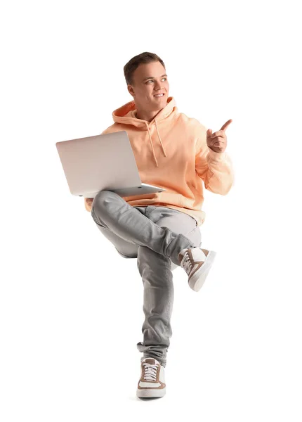 Pemuda Dengan Laptop Menunjuk Sesuatu Pada Latar Belakang Putih — Stok Foto