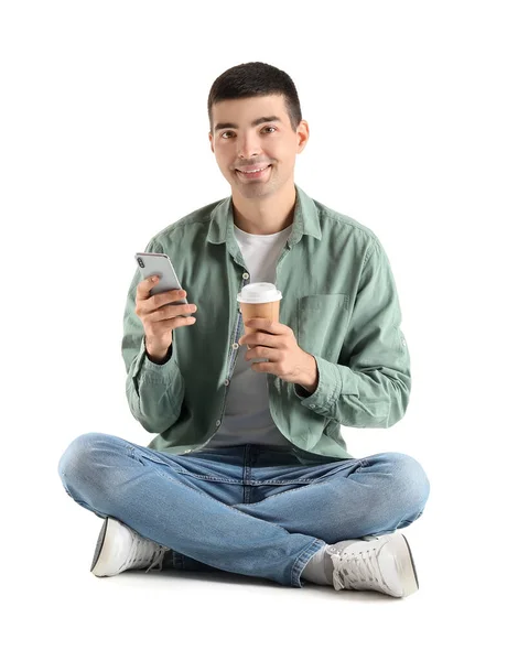 Chico Joven Con Taza Café Usando Teléfono Móvil Sobre Fondo — Foto de Stock