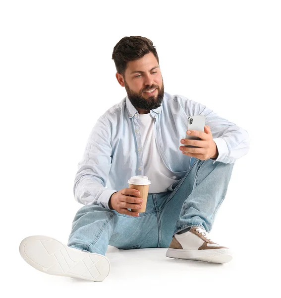 Homem Barbudo Jovem Com Xícara Café Usando Telefone Celular Fundo — Fotografia de Stock