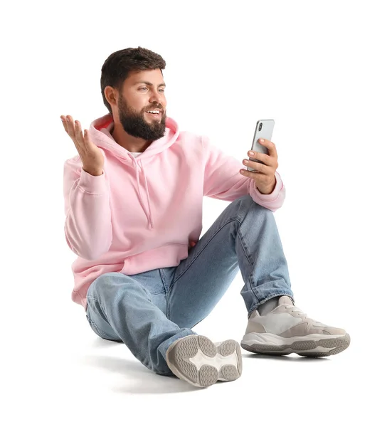 Snygg Skäggig Man Med Mobiltelefon Vit Bakgrund — Stockfoto