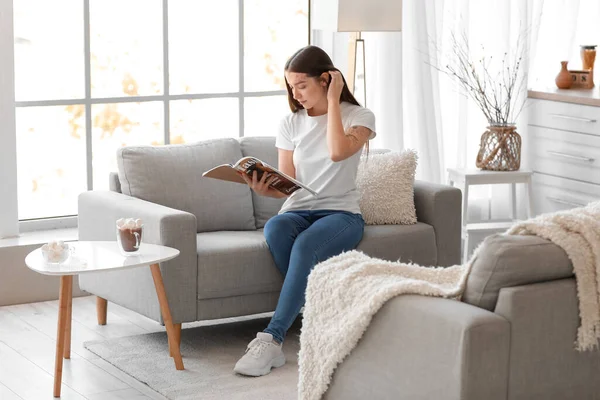 Young Woman Reading Magazine Grey Sofa Kitchen — Stock Photo, Image