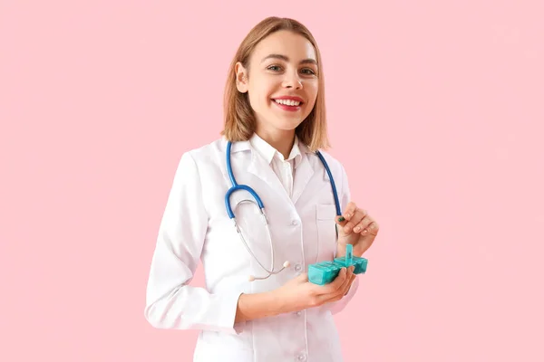 Gyönyörű Orvos Konténer Vitamin Kiegészítők Rózsaszín Háttér — Stock Fotó