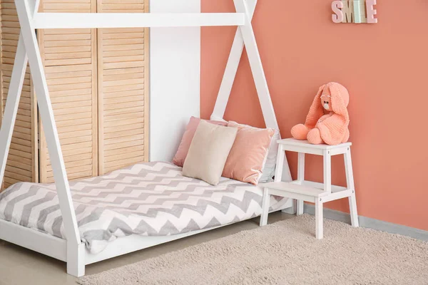 Bequemes Kinderbett Mit Spielzeug Der Nähe Der Rosa Wand — Stockfoto
