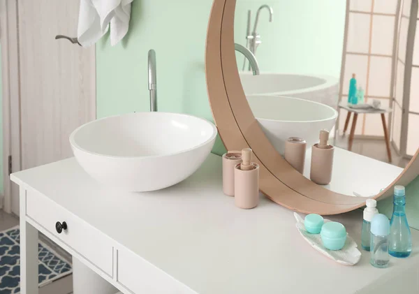 Innenraum Des Badezimmers Mit Keramikwaschbecken Und Badewannen Accessoires Der Nähe — Stockfoto