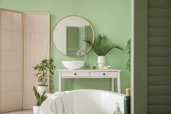Innenraum Des Badezimmers Mit Moderner Badewanne Zimmerpflanzen Und Waschbecken Der — Stockfoto