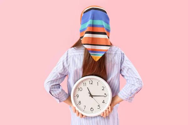Menina Com Relógio Parede Fundo Rosa Visão Traseira — Fotografia de Stock