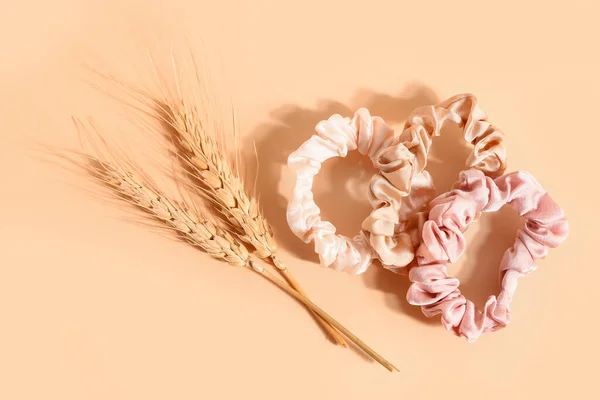 Silk Scrunchies Wheat Spikelets Color Background — Stock Photo, Image