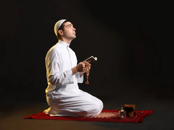 Praying Muslim Man Koran Dark Background — Stockfoto