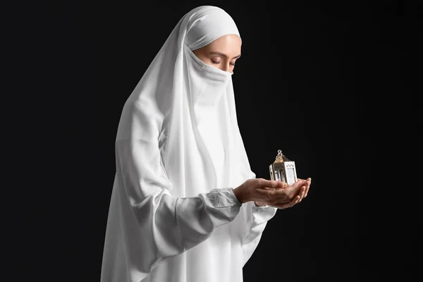 Orando Mulher Muçulmana Com Lanterna Fundo Preto — Fotografia de Stock
