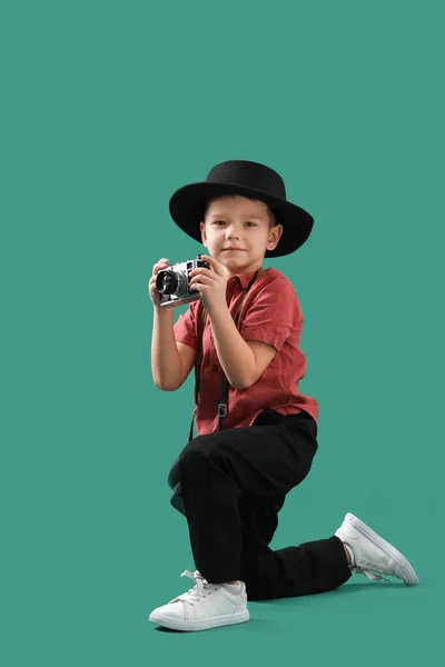Милий Маленький Фотограф Фотоапаратом Зеленому Фоні — стокове фото