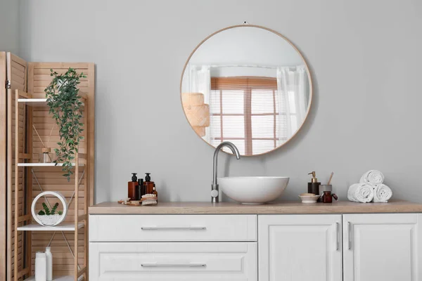 Interior Kamar Mandi Cahaya Dengan Counter Wastafel Dan Cermin — Stok Foto