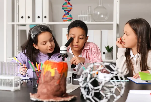 Kleine Kinderen Met Microscoop Die Scheikunde Studeren Klas Wetenschappen — Stockfoto