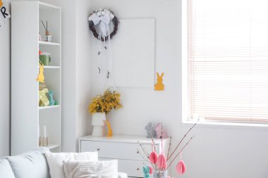 Paskalya çelengi ve resim oturma odasının iç tarafındaki ışık duvarında asılı.