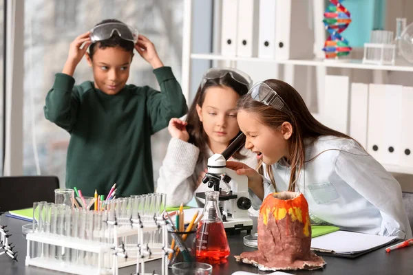 Schattige Kleine Kinderen Met Microscoop Wetenschapsklas — Stockfoto