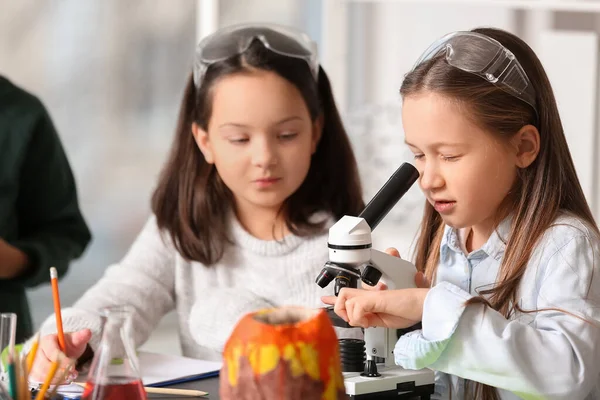 Милі Маленькі Діти Мікроскопом Науковому Класі — стокове фото